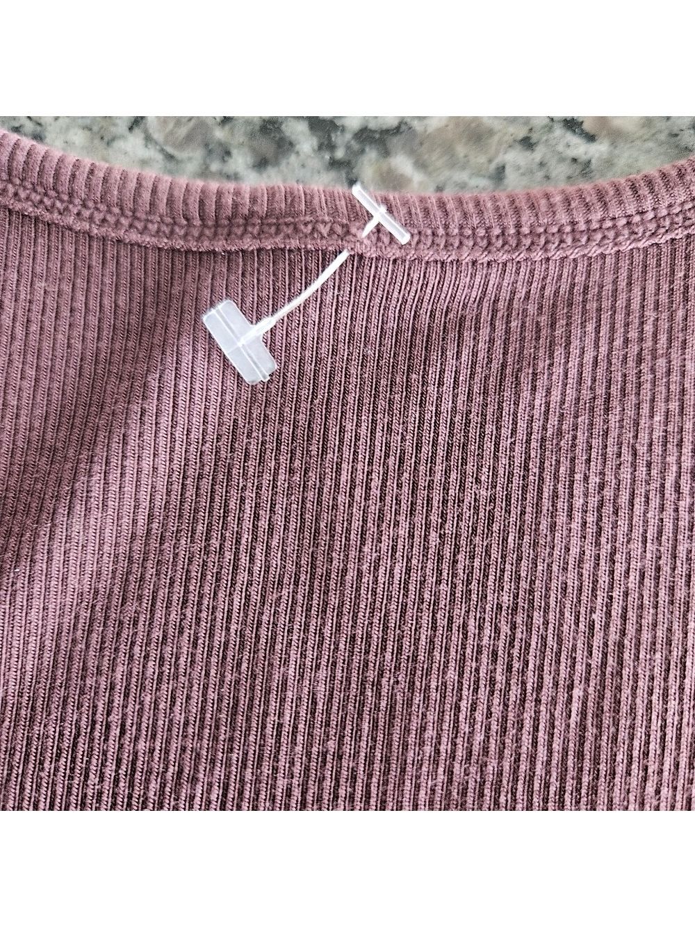 Vuori Rib Crop Tank Top Dusty Mauve XS Henley Athletic Yoga Top New - Picture 5 of 6